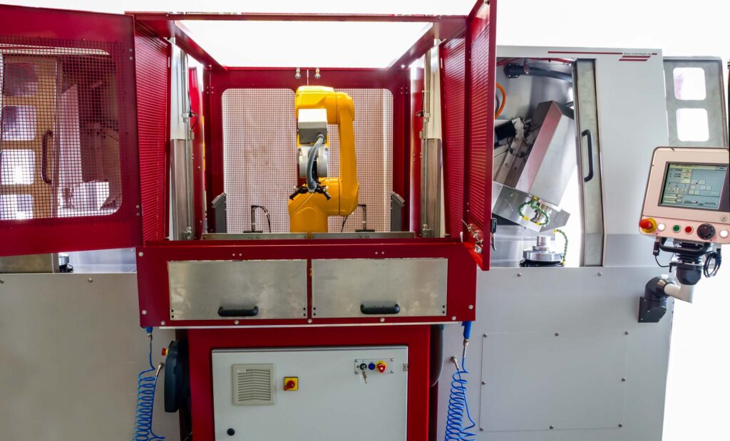 Linsenschleifmaschine FSA 80 und Stäubli Roboterzellen - dama technologies ag
